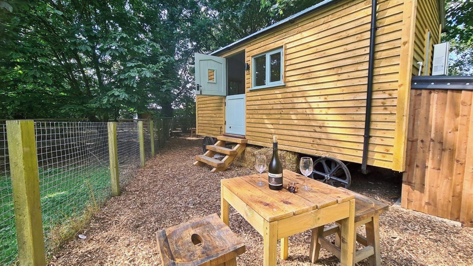 Готель Horsley Hale Farm Glamping Ілі Екстер'єр фото